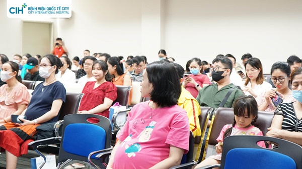 Hội thảo Chăm sóc Mẹ và Bé sau sinh thu hút hơn 100 khách tham dự