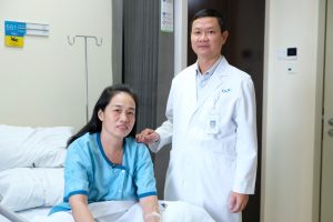 Bác sĩ Thanh thăm khám bệnh nhân trong ngày xuất viện