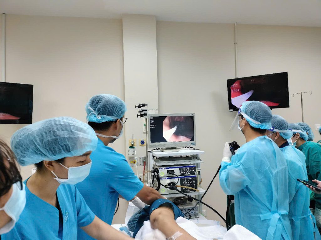 BS.CKII. Đinh Đức Minh và ekip đang khẩn trương thực hiện nội soi tiêm keo sinh học Histoacryl để cầm máu cho bệnh nhân