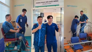 TRAO CƠ HỘI SỐNG LẦN HAI CHO BỆNH NHÂN QUỐC TẾ NHỜ ĐIỀU TRỊ ĐỘT QUỴ TRONG "GIỜ VÀNG" 1 Bệnh nhân tập phục hồi chức năng sau quá trình điều trị can thiệp đột quỵ