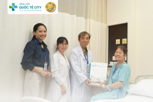 Sau 5 tiếng phẫu thuật thoát vị đĩa đệm 2 tầng, bệnh nhân vui mừng vì đã hồi phục hơn 90% và trở lại sinh hoạt bình thường.