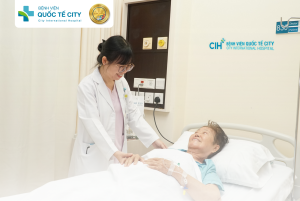 Niềm vui của bệnh nhân sau nhiều năm chịu đựng cơn đau lưng, nay đã thoát khỏi nhờ phẫu thuật thoát vị đĩa đệm 2 tầng thành công