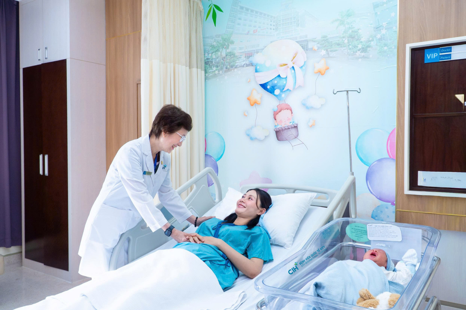 HÀNH TRÌNH ĐÓN CON YÊU THẬT TRỌN VẸN CỦA DV THANH HIỀN TẠI BỆNH VIỆN QUỐC TẾ CITY 7 Mẹ Thanh Hiền được bác sĩ Sản thăm khám mỗi ngày để theo dõi sát sao về tình trạng sức khỏe và hồi phục