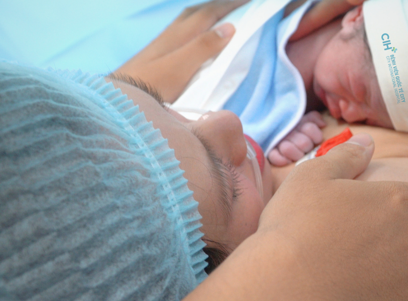 HÀNH TRÌNH ĐÓN CON YÊU THẬT TRỌN VẸN CỦA DV THANH HIỀN TẠI BỆNH VIỆN QUỐC TẾ CITY 5 Trong phòng sinh, Thanh Hiền được gây tê, phòng luôn được sưởi ấm và ekip túc trực 24/24, sự đồng hành của gia đình giúp cô an tâm và thoải mái hơn trong khoảnh khắc đón bé yêu.