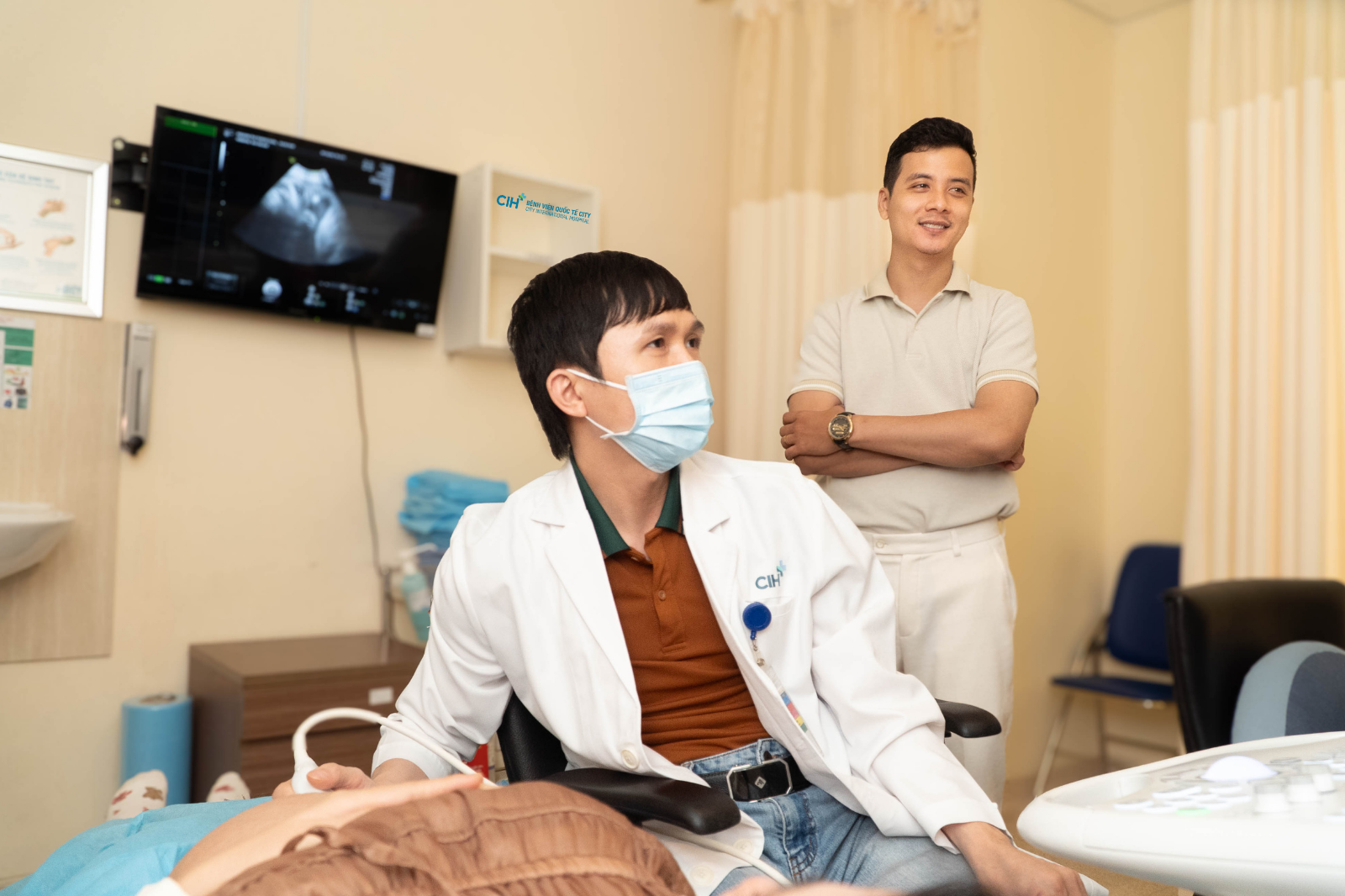 HÀNH TRÌNH ĐÓN CON YÊU THẬT TRỌN VẸN CỦA DV THANH HIỀN TẠI BỆNH VIỆN QUỐC TẾ CITY 3 Máy móc thiết bị hiện đại giúp việc siêu âm khi theo dõi thai kỳ tại BV Quốc tế City rõ nét và hiệu quả