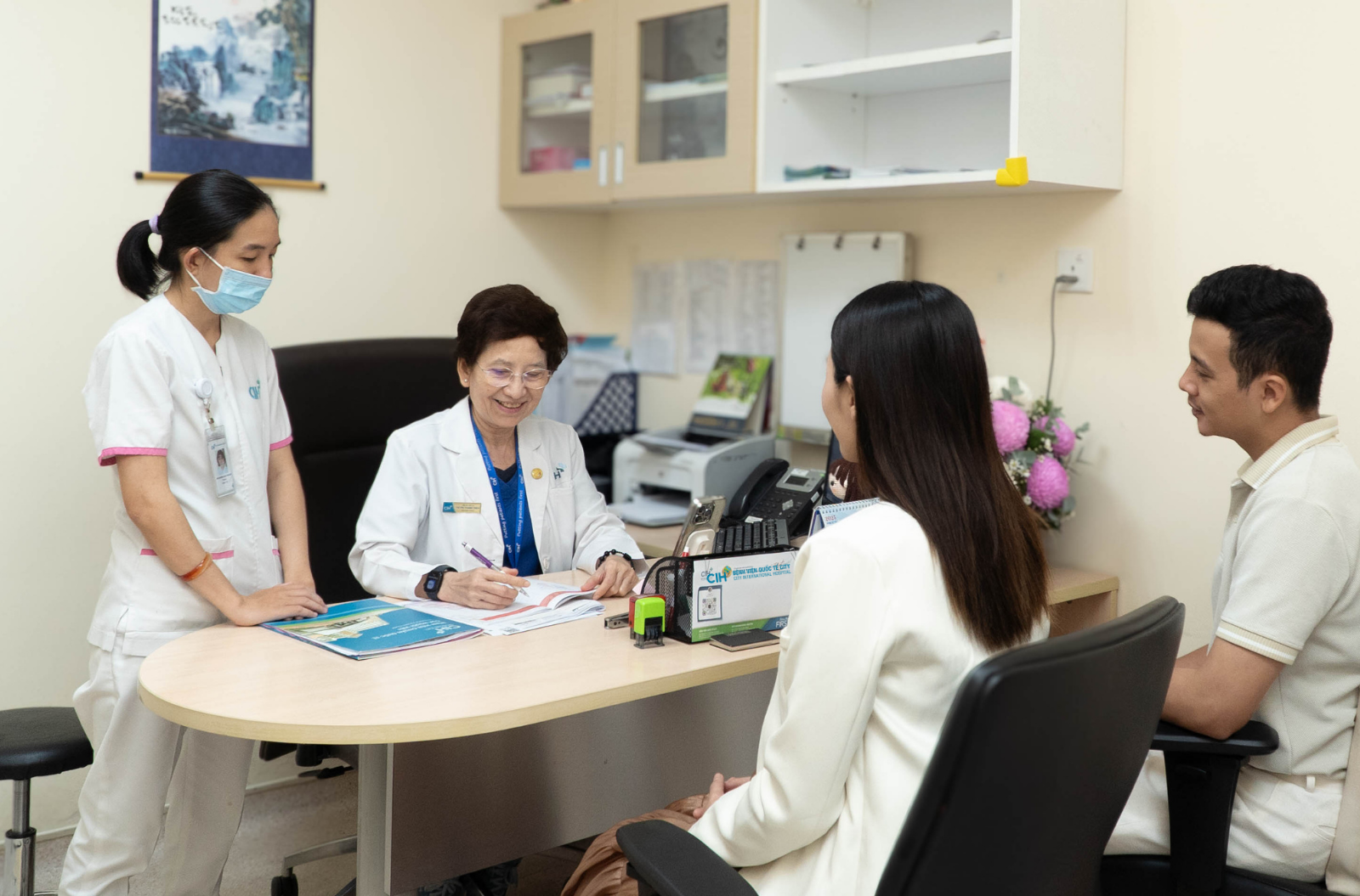 HÀNH TRÌNH ĐÓN CON YÊU THẬT TRỌN VẸN CỦA DV THANH HIỀN TẠI BỆNH VIỆN QUỐC TẾ CITY 2 Diễn viên Thanh Hiền theo dõi thai kỳ với TS.BS. Tạ Thị Thanh Thủy – Giám đốc Y Khoa, Kiêm Trưởng Khoa Phụ Sản BV Quốc tế City