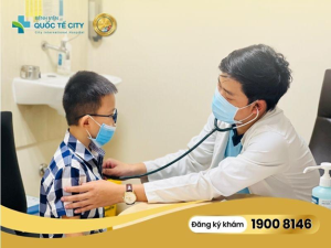 Bác sĩ đang thăm khám cho bệnh nhân viêm hô hấp