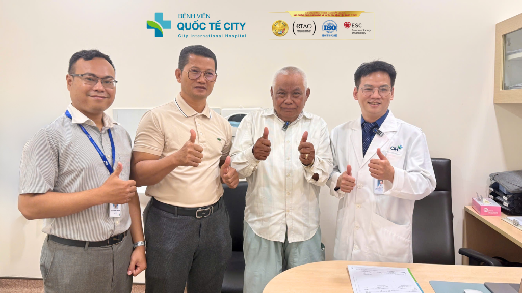 BS. CKII. Nguyễn Bảo Hòa - Bác sĩ chuyên khoa Da liễu-Nội cơ xương khớp, Bệnh viện Quốc tế City chụp hình lưu niệm cùng bệnh nhân