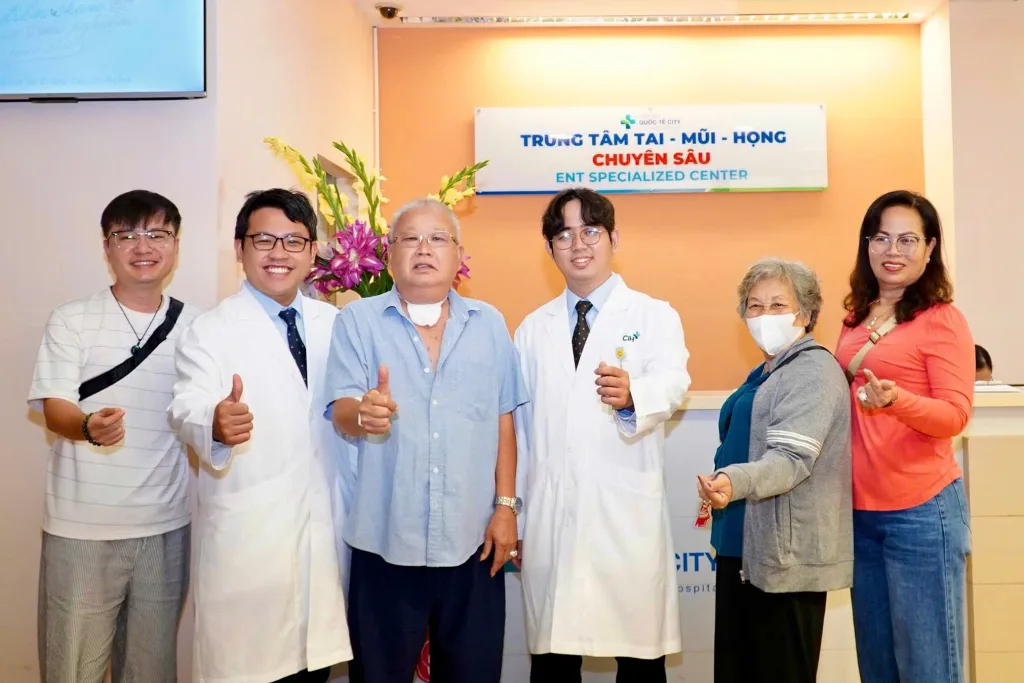 Đội ngũ bác sĩ Trung tâm Tai Mũi Họng Chuyên sâu và Phẫu thuật Đầu Cổ, Bệnh viện Quốc tế City chụp hình lưu niệm cùng bệnh nhân và gia đình