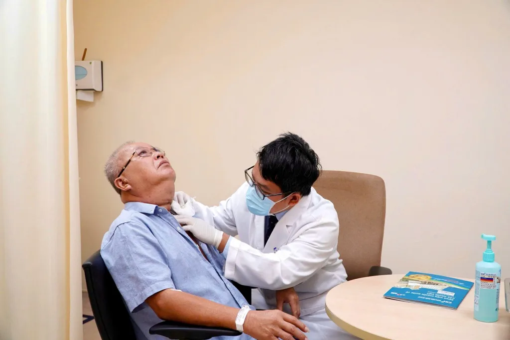 Bác sĩ Trung tâm Tai Mũi Họng Chuyên sâu và Phẫu thuật Đầu Cổ, Bệnh viện Quốc tế City đang thăm khám cho bệnh nhân