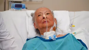 Bệnh nhân hôn mê khi tắm biển ở người cao tuổi được theo dõi và điều trị tích cực tại khoa Hồi sức tích cực (ICU)