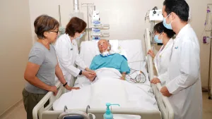 Ban lãnh đạo bệnh viện đến thăm và động viên bệnh nhân trong ca hôn mê khi tắm biển ở người cao tuổi do vỡ phình động mạch não, sau hơn 44 ngày điều trị tích cực, khi bệnh nhân đã tỉnh táo và chuẩn bị xuất viện để tiếp tục điều trị tại nước ngoài