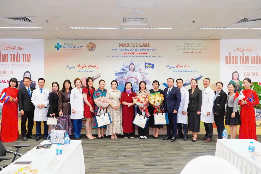 Ban lãnh đạo Tập đoàn Hoa Lâm, Bệnh viện Quốc tế City và Bệnh viện Gia An 115 chụp hình lưu niệm cùng Đoàn công tác CSL Travel & Tours 