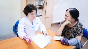 Đội ngũ bác sĩ Bệnh viện Quốc Tế City trực tiếp thăm khám cho người cao tuổi tại phường An Lạc