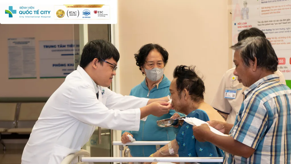 Bác sĩ Trung tâm Tai Mũi Họng chuyên sâu và Phẫu thuật Đầu Cổ, Bệnh viện Quốc tế City tận hình thăm hỏi bệnh nhân sau phẫu thuật điều trị đau đầu kéo dài không rõ nguyên nhân
