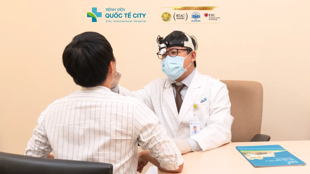 Bác sĩ Trung tâm Tai Mũi Họng Chuyên sâu & Phẫu thuật Đầu cổ, Bệnh viện Quốc tế City thăm khám & điều trị ung thư lưỡi cho bệnh nhân