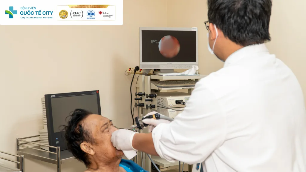 Bác sĩ Trung tâm Tai Mũi Họng chuyên sâu và Phẫu thuật Đầu Cổ, Bệnh viện Quốc tế City thực hiện chẩn đoán tình trạng bệnh bằng nội soi mũi xoang