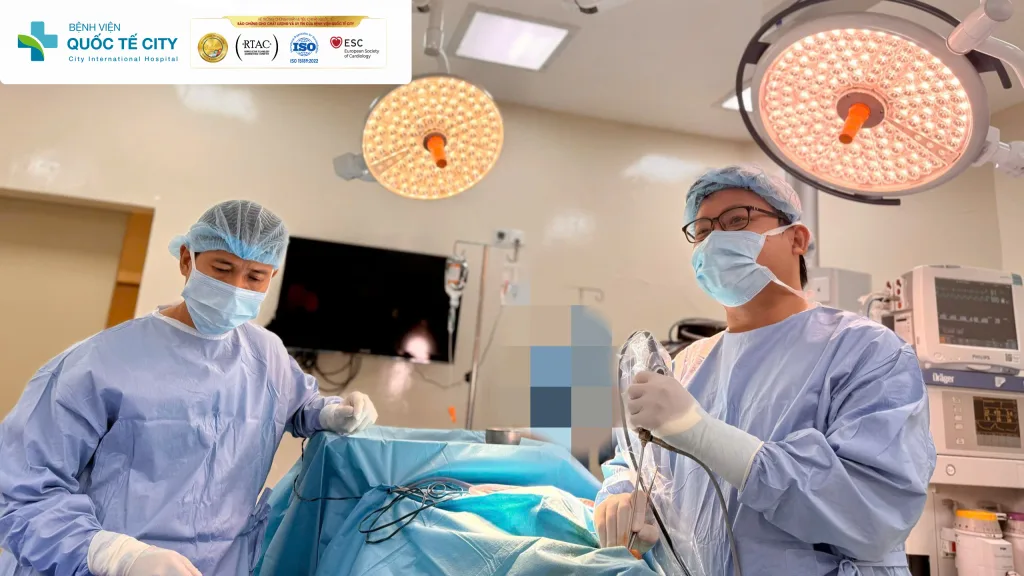 Đội ngũ bác sĩ Trung tâm Tai Mũi Họng chuyên sâu và Phẫu thuật Đầu Cổ, Bệnh viện Quốc tế City thực hiện phẫu thuật xử lý ổ nhiễm nấm nhiều xoang, nguyên nhân gây đau đầu kéo dài không rõ nguyên nhân
