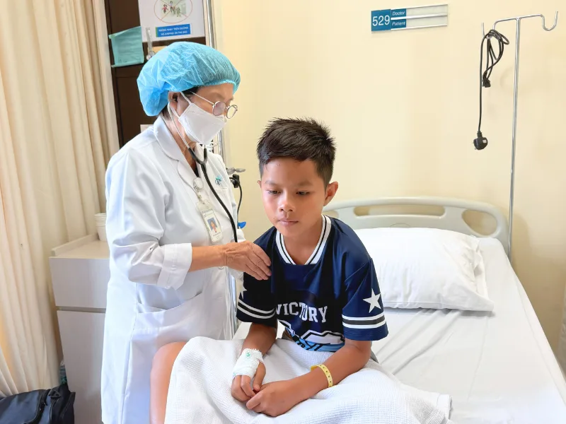 Bệnh nhi được theo dõi và điều trị trực tiếp bởi BS.CKII. Nguyễn Bạch Huệ – Trưởng khoa Nhi & Hồi sức Tích cực Sơ sinh