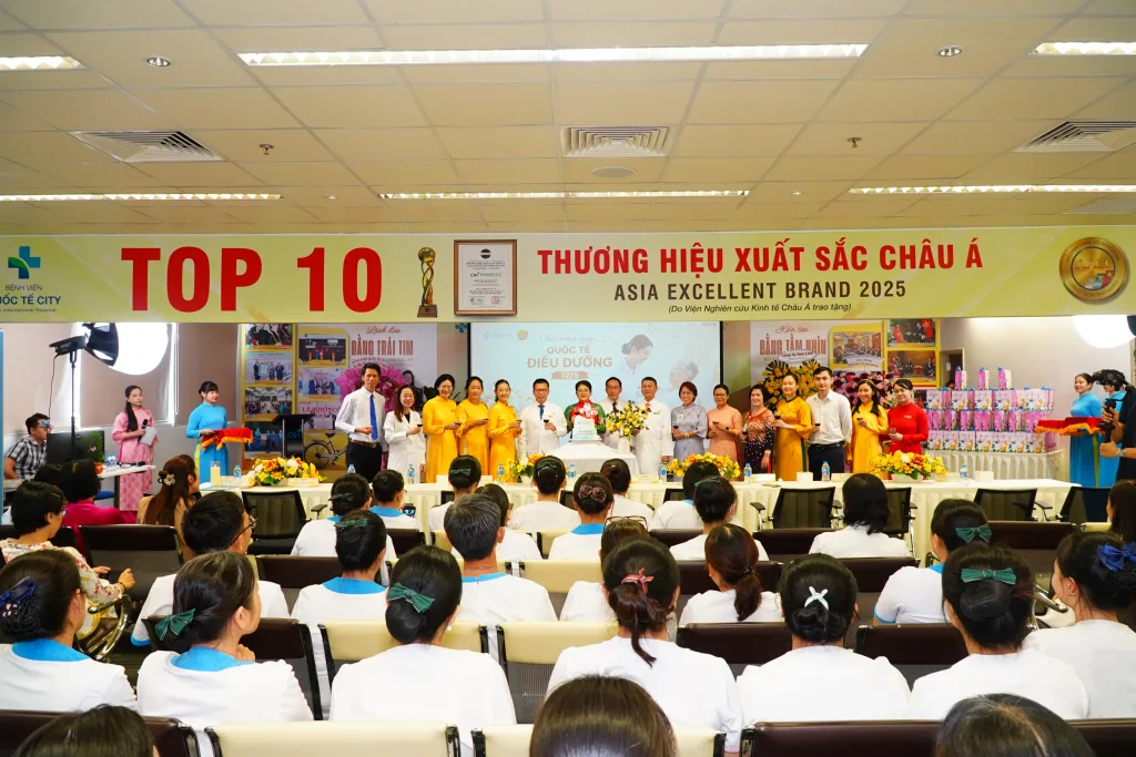 Ban lãnh đạo Bệnh viện Quốc tế City nâng ly chúc mừng Ngày Điều dưỡng Quốc tế