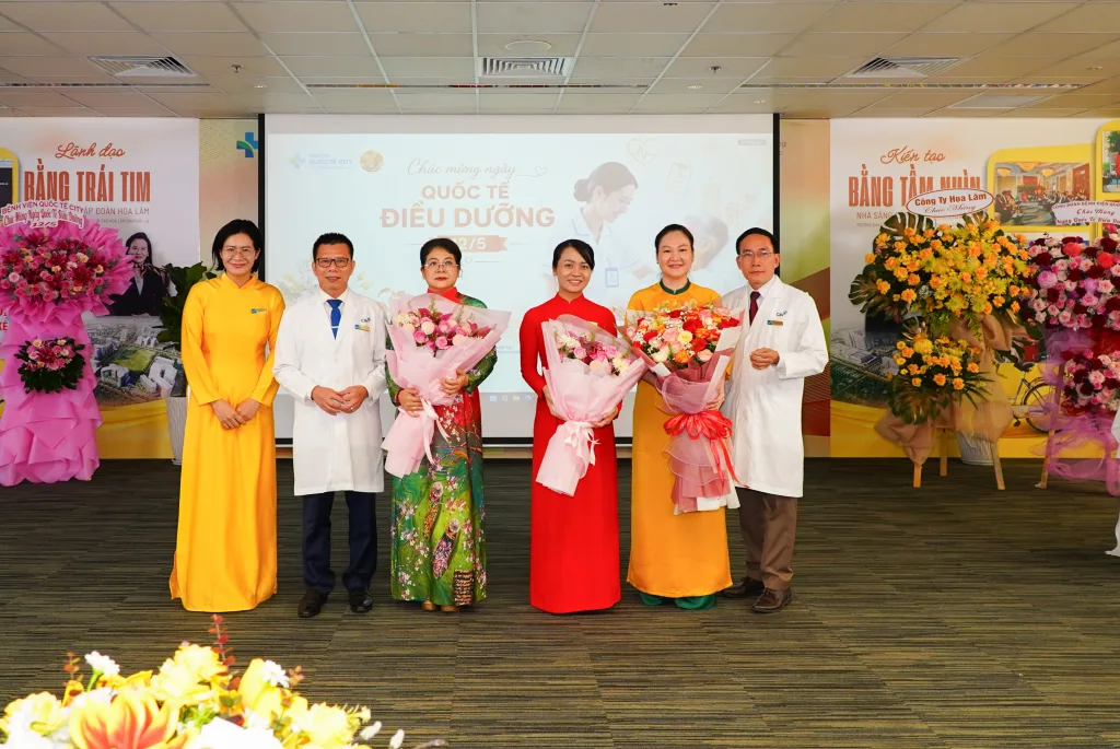Ban Giám đốc Bệnh viện Quốc tế City đã gửi tặng những bó hoa tươi thắm, phần quà tri ân cùng lời chúc tốt đẹp nhất đến toàn thể Điều dưỡng và Thư ký Y khoa