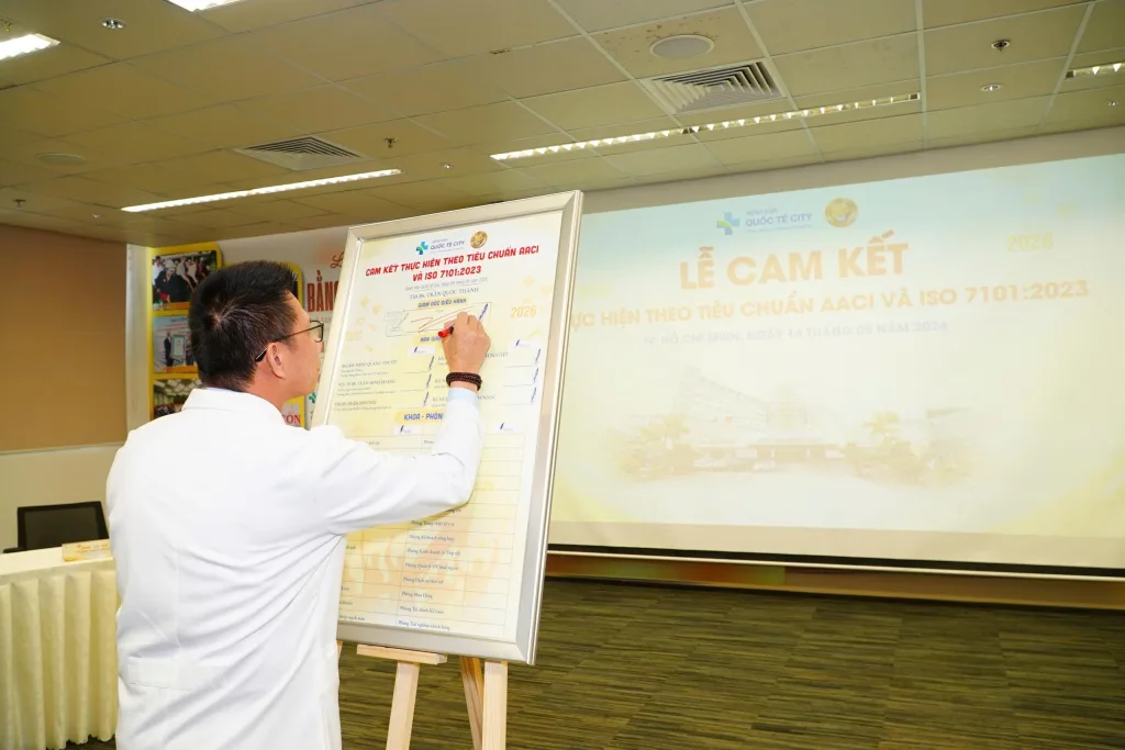 ThS. BS. Trần Quốc Thành - Giám đốc Điều hành Bệnh viện Quốc tế City ký cam kết