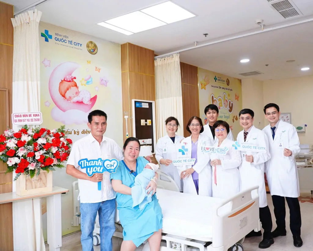 Đội ngũ bác sĩ Trung tâm Hỗ trợ Sinh sản, Khoa Sản và Khoa Nhi sơ sinh Bệnh viện Quốc tế City thăm gia đình chị Đ.T.H.N sau hành trình IVF thành công sau 10 năm hiếm muộn, cùng chào đón em bé khỏe mạnh cất tiếng khóc đầu đời lúc 7h30 sáng ngày 05.05.2026