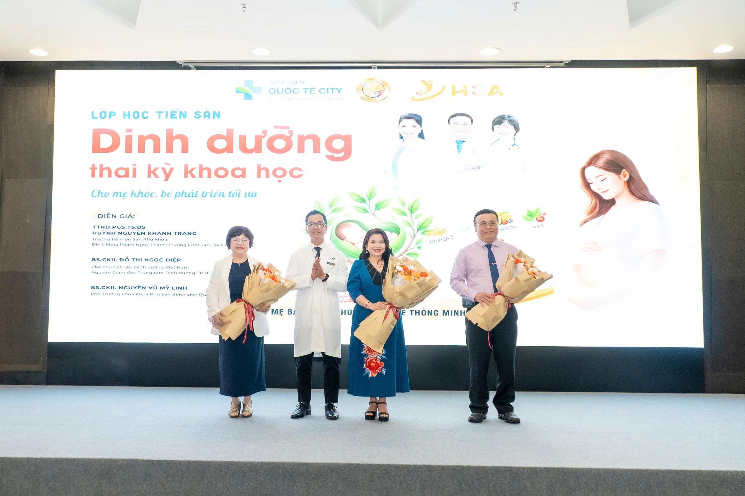 BS.CKII. Phan Hoàng Nguyên – Giám đốc Y khoa tặng hoa cho các diễn giả.