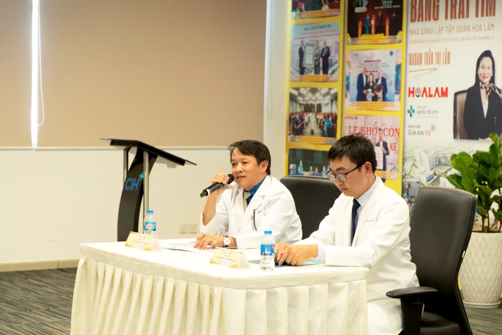 Các chuyên gia Phẫu thuật thẩm mỹ đang tư vấn, giải đáp thắc mắc cùng phái đẹp tại hội thảo