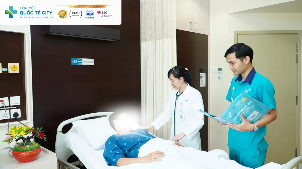 ThS.BS.CKII. Hoàng Chân Phương - Bác sĩ chuyên khoa Nội tổng quát, Hô hấp thăm khám bệnh nhân