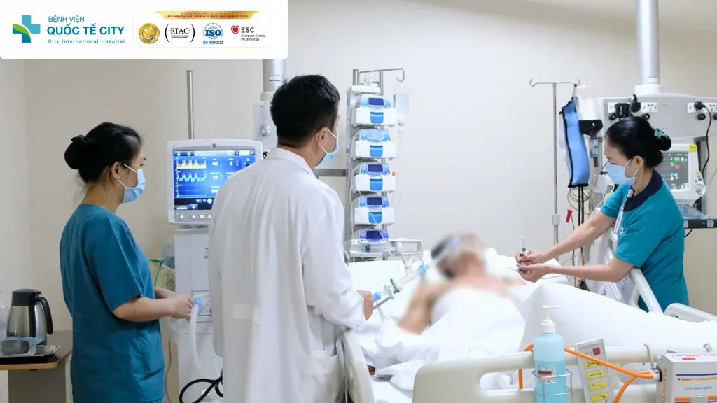 ThS. BS. CKII. Nguyễn Văn Nhôm – Trưởng Khoa Cấp Cứu – Hồi sức Tích cực, Bệnh viện Quốc tế City theo dõi tình hình sức khỏe bệnh nhân bị đa chấn thương do tai nạn giao thông