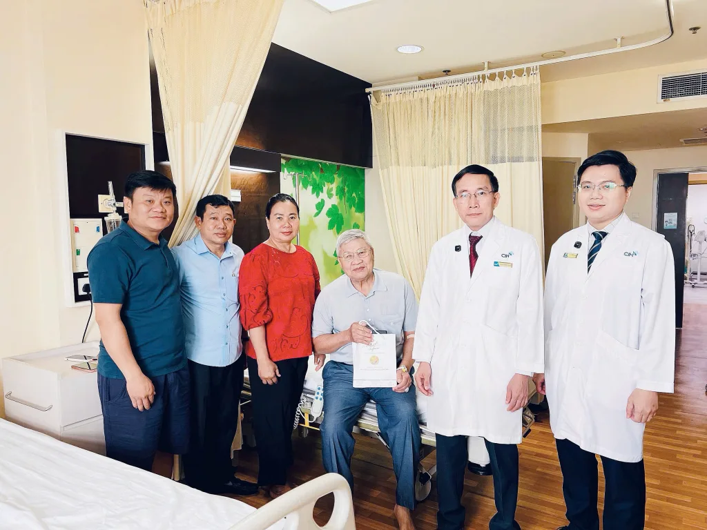Ban lãnh đạo và đội ngũ bác sĩ Bệnh viện Quốc tế City thăm hỏi khách hàng trước khi xuất viện sau khi can thiệp 2 hệ mạch não - tim trong cùng một đợt nằm viện