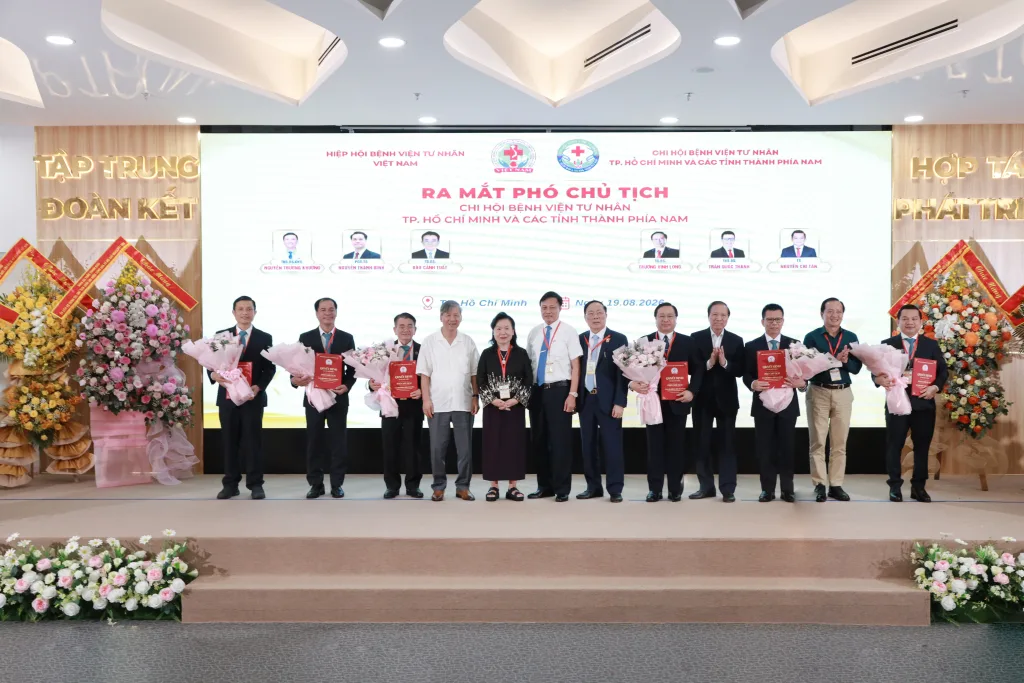 Các Phó Chủ tịch thuộc Ban chấp hành Chi hội Bệnh viện Tư nhân TP.HCM và các tỉnh, thành phía Nam.