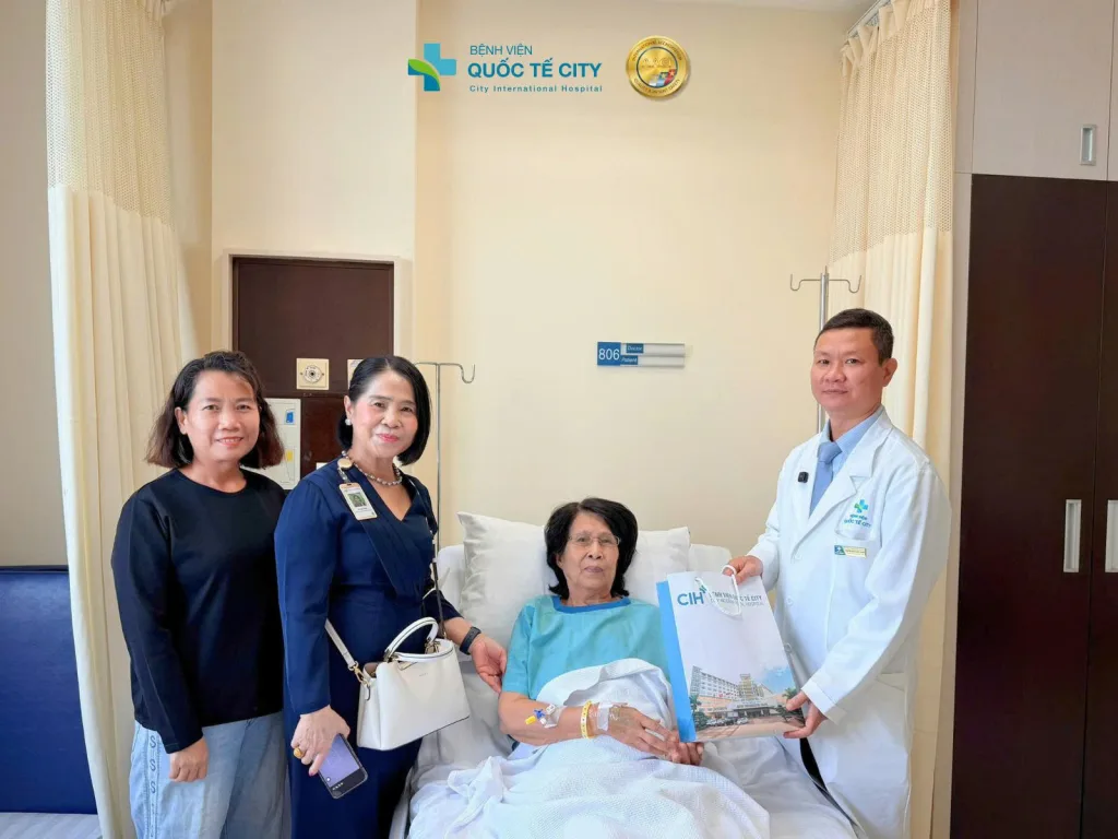 BS.CKII. Nguyễn Bảo Xuân Thanh – Trưởng khoa Ngoại Tổng quát, Bệnh viện Quốc tế City chụp hình lưu niệm cùng bệnh nhân và gia đình