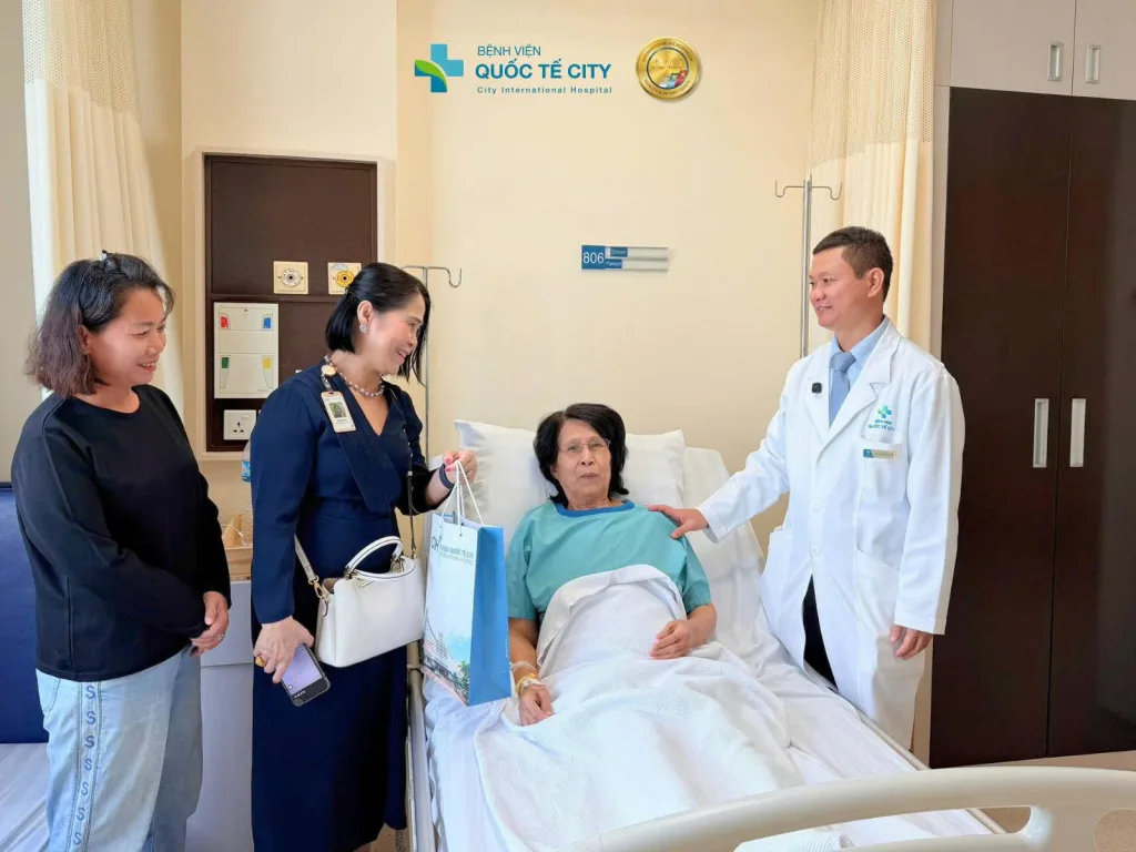 BS.CKII. Nguyễn Bảo Xuân Thanh – Trưởng khoa Ngoại Tổng quát, Bệnh viện Quốc tế City thăm hỏi, dặn dò bệnh nhân trước ngày xuất viện