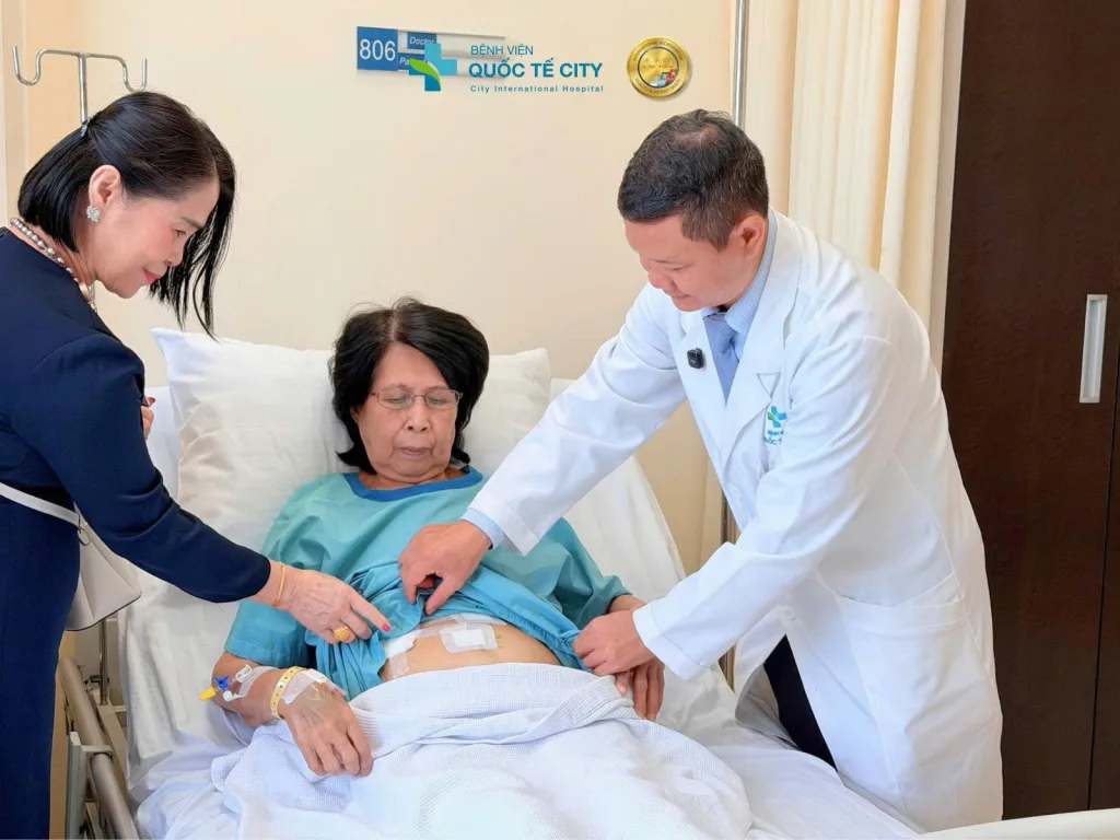 BS.CKII. Nguyễn Bảo Xuân Thanh – Trưởng khoa Ngoại Tổng quát, Bệnh viện Quốc tế City kiểm tra vết mổ, dặn dò bệnh nhân trước ngày xuất viện.