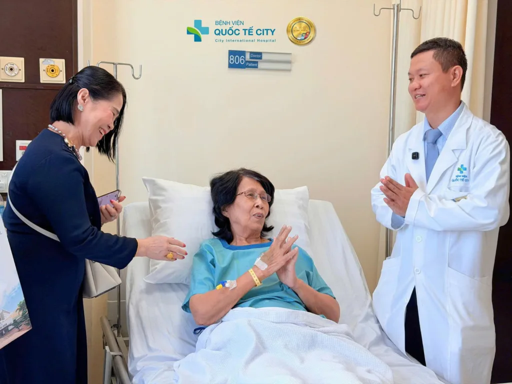 Nữ bệnh nhân cảm ơn BS.CKII. Nguyễn Bảo Xuân Thanh - Trưởng khoa Ngoại Tổng quát, Bệnh viện Quốc tế City