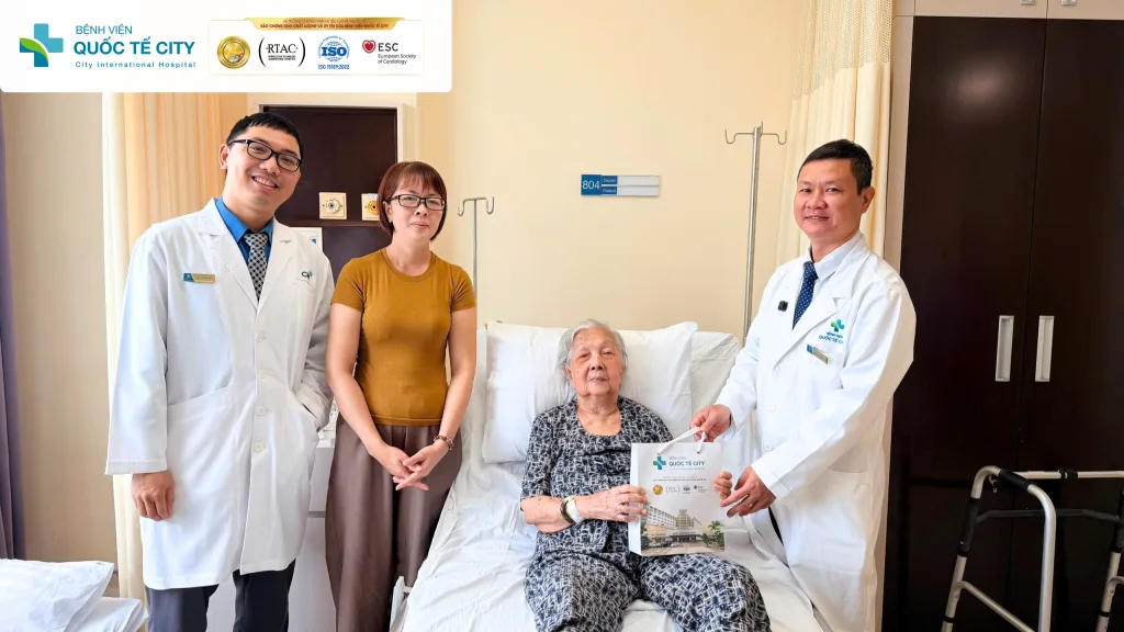 Đội ngũ bác sĩ Khoa Ngoại tổng quát, Bệnh viện Quốc tế City chụp hình lưu niệm cùng bệnh nhân và gia đình