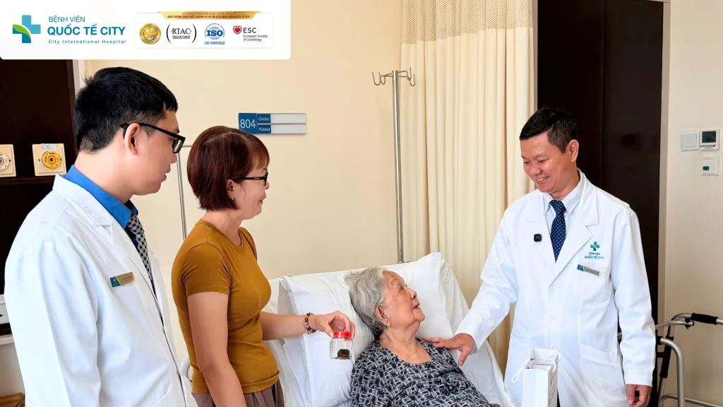 BS.CKII. Nguyễn Bảo Xuân Thanh - Trưởng khoa Ngoại Tổng quát, Bệnh viện Quốc tế City thăm hỏi, dặn dò bệnh nhân trước ngày xuất viện
