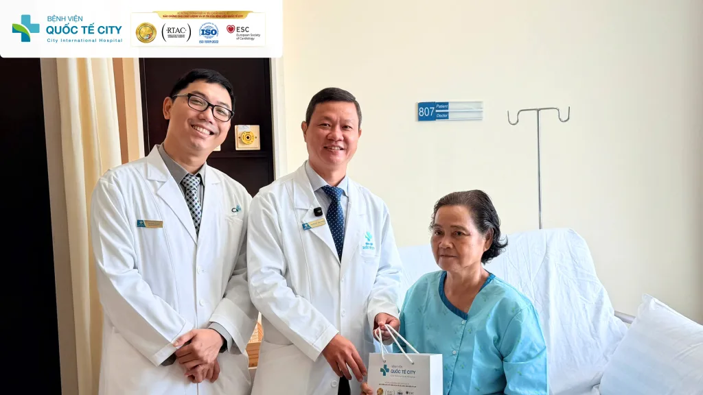 BS.CKII. Nguyễn Bảo Xuân Thanh - Trưởng khoa Ngoại Tổng quát & ThS. BS. CKI. Hà Phú Xuân - Bác sĩ chuyên khoa Ngoại tổng quát, Bệnh viện Quốc tế City thăm hỏi, dặn dò bệnh nhân trước xuất viện