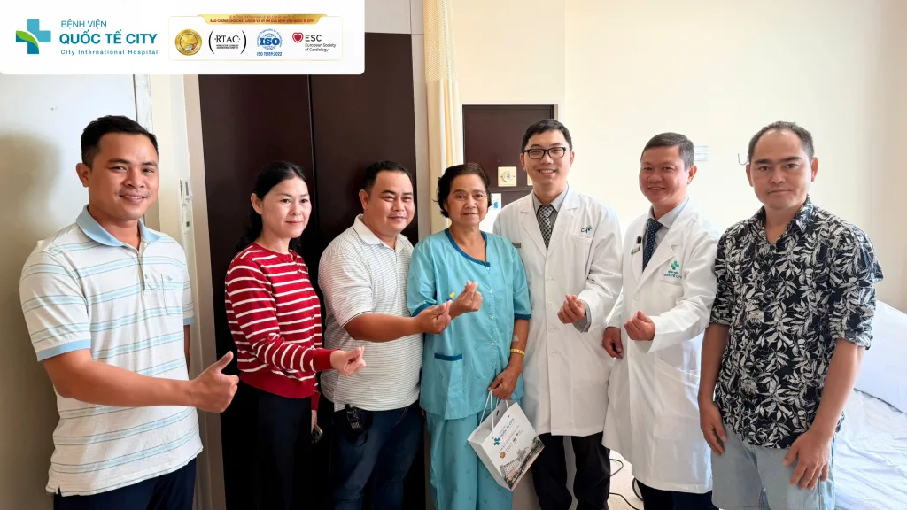 Đội ngũ bác sĩ Khoa Ngoại tổng quát, Bệnh viện Quốc tế City chụp hình lưu niệm cùng bệnh nhân và gia đình 