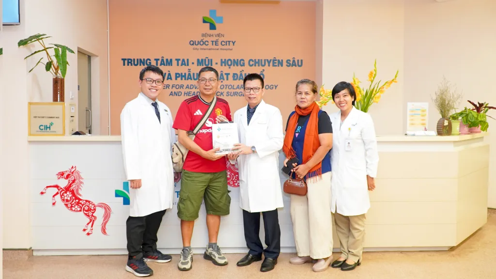 ThS. BS. Trần Quốc Thành (thứ 3 từ trái sang) - Giám đốc Điều hành Bệnh viện Quốc tế City và Bệnh viện Gia An 115 cùng đội ngũ bác sĩ Trung tâm Tai Mũi Họng Chuyên sâu và Phẫu thuật Đầu Cổ chụp ảnh lưu niệm cùng người bệnh trong ngày tái khám.