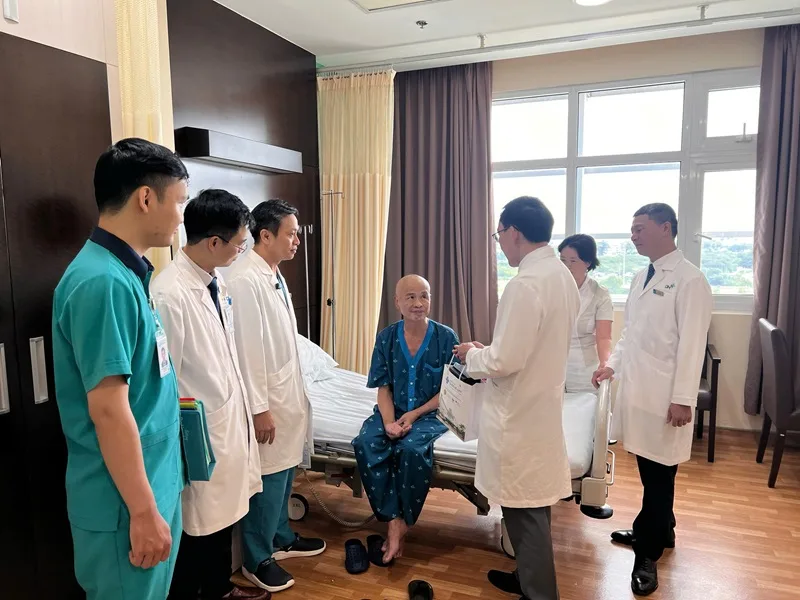 Ban Giám đốc chúc mừng bệnh nhân hồi phục tốt