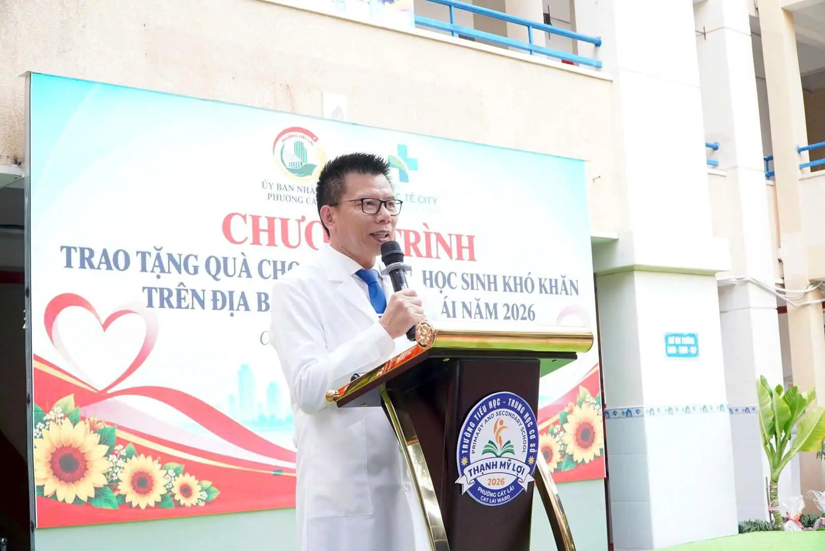 ThS.BS. Trần Quốc Thành cho rằng lòng nhân ái và tình yêu thương có thể sưởi ấm những cuộc đời còn nhiều thiếu thốn.