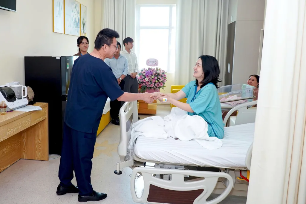 Trước ngày xuất viện, MC Phương Linh và con gái tiếp tục được đội ngũ bác sĩ Bệnh viện Quốc tế City thăm khám, kiểm tra sức khỏe và dặn dò những lưu ý cần thiết để mẹ và bé an tâm bắt đầu hành trình mới tại nhà.