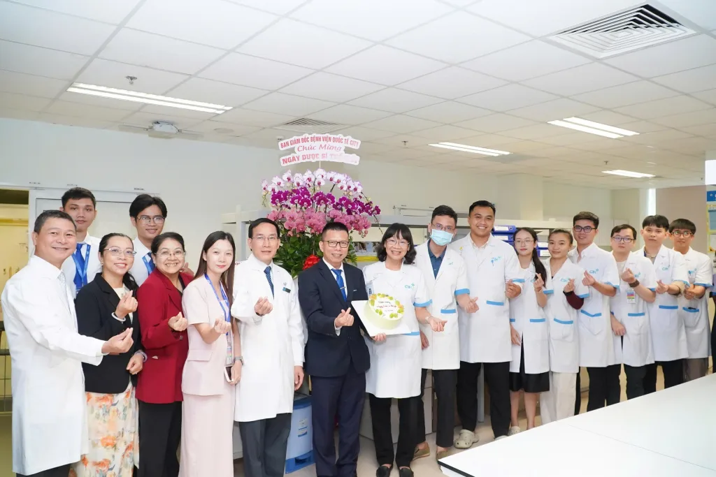 ThS.BS. Trần Quốc Thành - Giám đốc Điều hành Bệnh viện Gia An 115 và Bệnh viện Quốc tế City, BS. CKII. Đặng Quang Thuyết - Phó Giám đốc Y khoa, ThS. BS. Trần Như Hải - Trợ lý Cấp cao Ban Giám đốc đã đến thăm, chúc mừng và gửi lời tri ân đến đội ngũ Dược sĩ của bệnh viện.