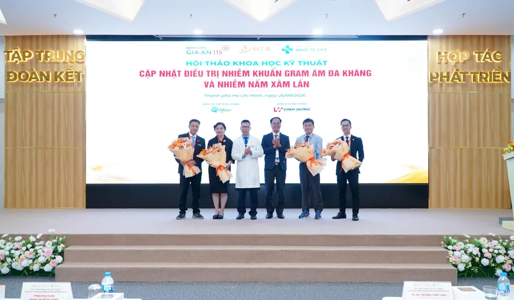 ThS. BS. Trần Quốc Thành - Giám đốc Điều hành Bệnh viện Gia An 115 và Bệnh viện Quốc tế City và PGS. TS. Nguyễn Thanh Bình - Chủ tịch Hội Khoa học Sức khỏe TP.HCM tặng hoa tri ân các diễn giả