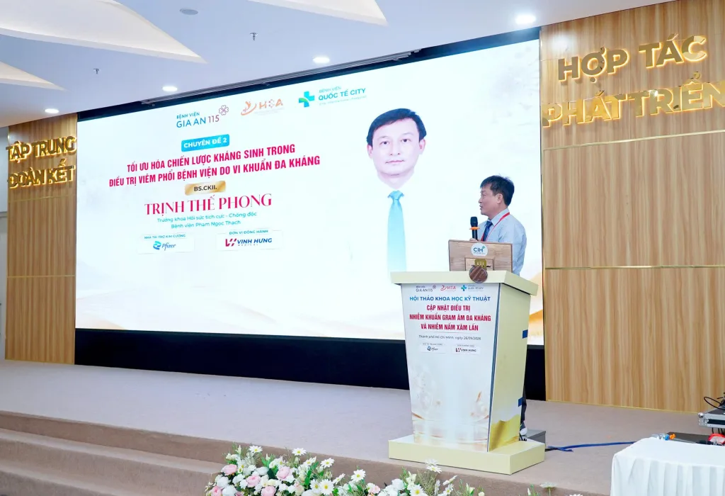 BS. CKII. Trịnh Thế Phong - Trưởng khoa Hồi sức tích cực - Chống độc Bệnh viện Phạm Ngọc Thạch trình bày