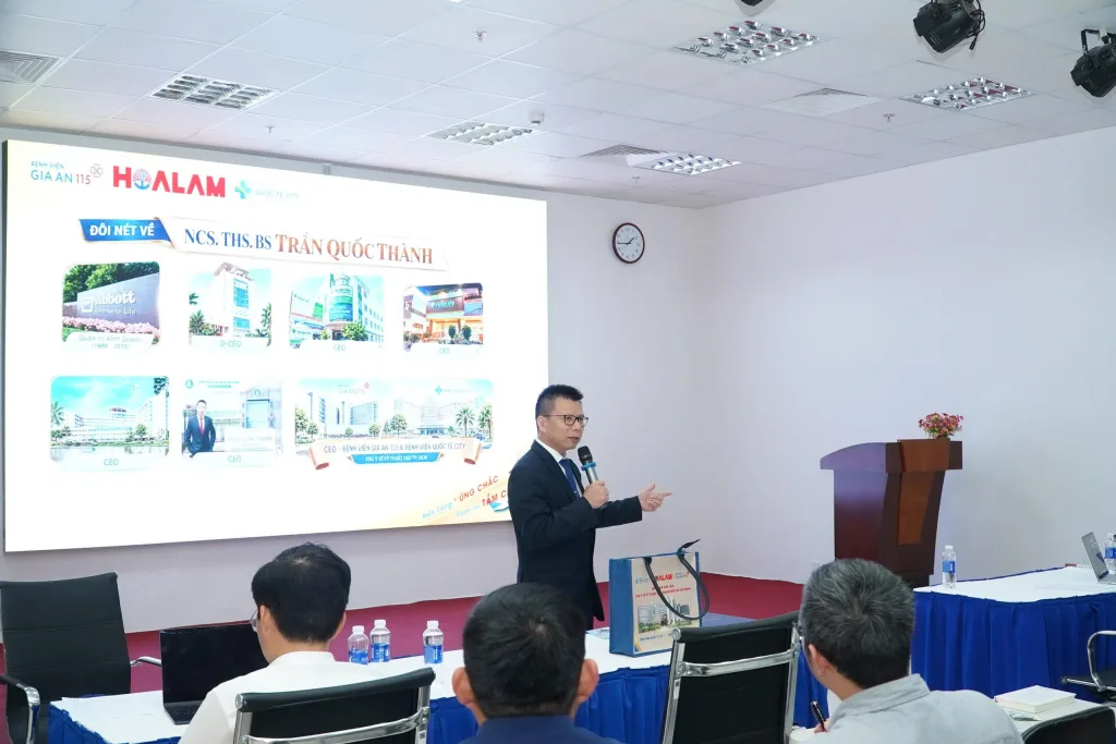 ThS. BS. Trần Quốc Thành đã chia sẻ những kinh nghiệm thực tiễn trong công tác lãnh đạo và điều hành Bệnh viện Gia An 115 và Bệnh viện Quốc tế City.