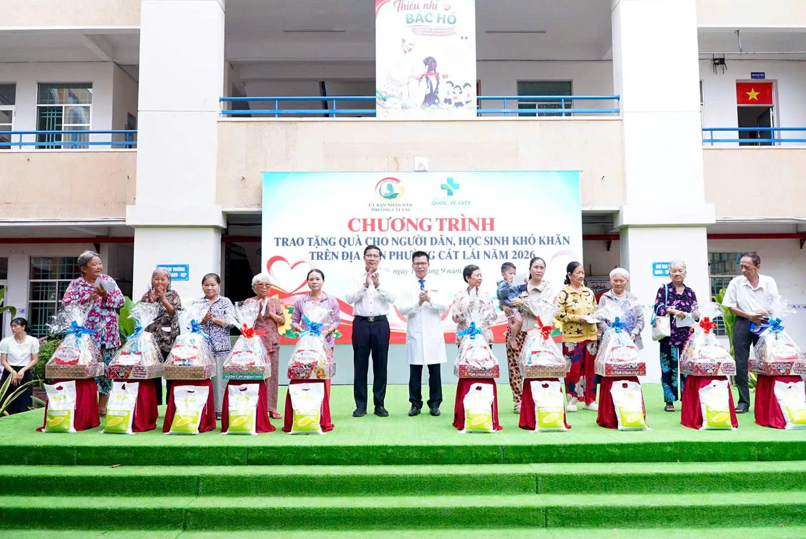 ThS.BS. Trần Quốc Thành và Đồng chí Võ Tấn Quan trao quà cho người dân có hoàn cảnh khó khăn trên địa bàn Phường Cát Lái.